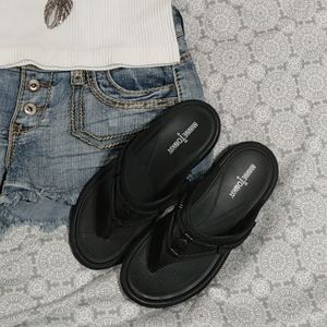 Minnetonka "leather look" black flip flops sz8